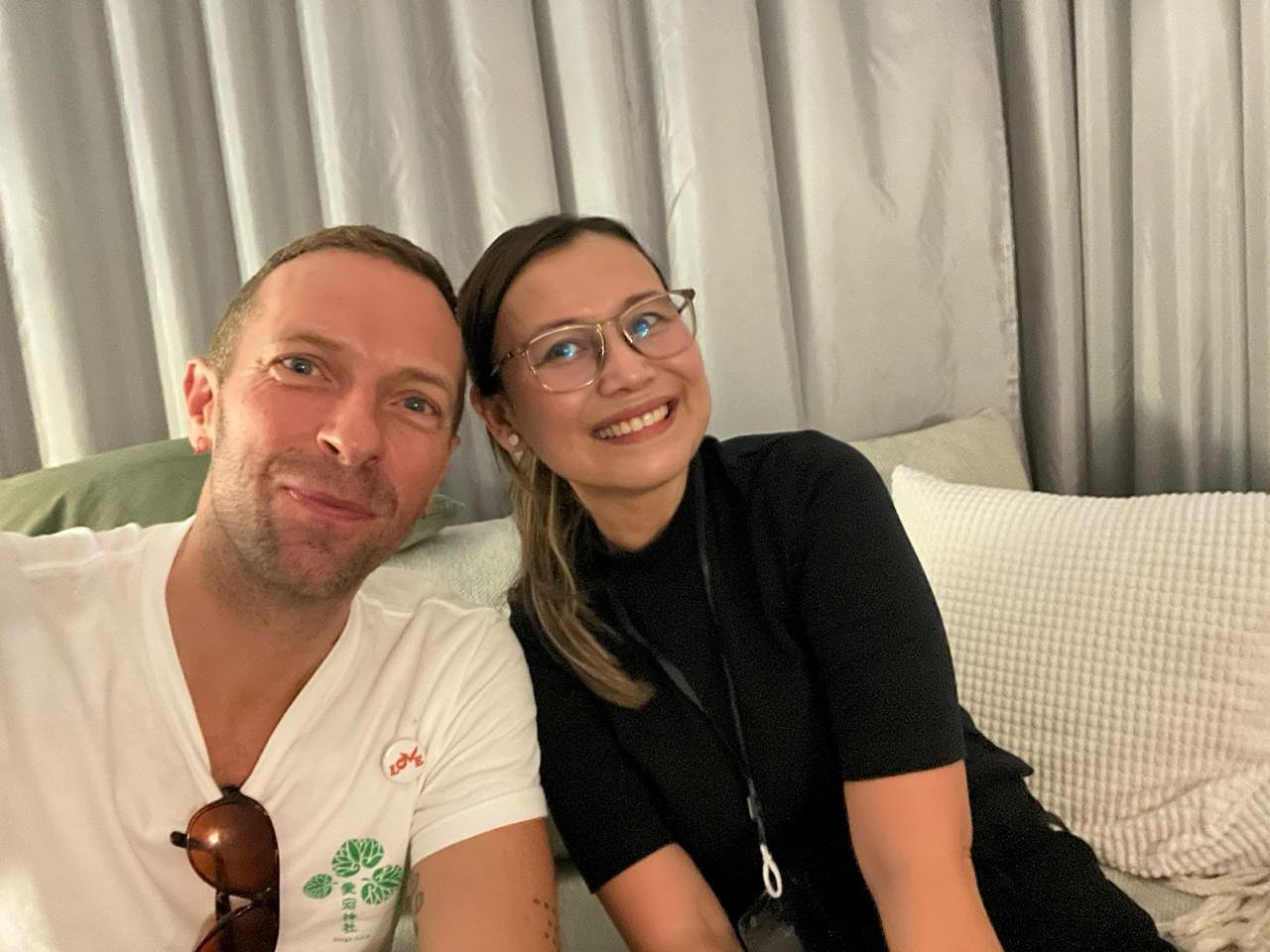 Rika Agusmelda with Chris Martin backstage in Jakarta